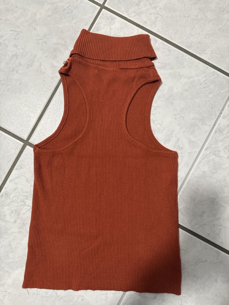 Top: Rust Ribbed Knit Sleeveless Top - Perfect for Summer! – Usato da Effretikon venduto da lio_gjr8 3