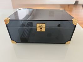 Humidor mit Messingbeschlägen aus Acryl