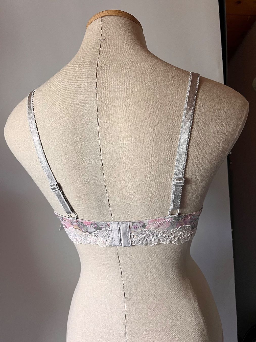 Sassa Sonstige Unterwäsche: SASSA, Schalen-BH, Grösse 85B, Farbe Hellgrau/Blumenmuster – Neu und originalverpackt aus Rudolfstetten von gst_g7xl 4