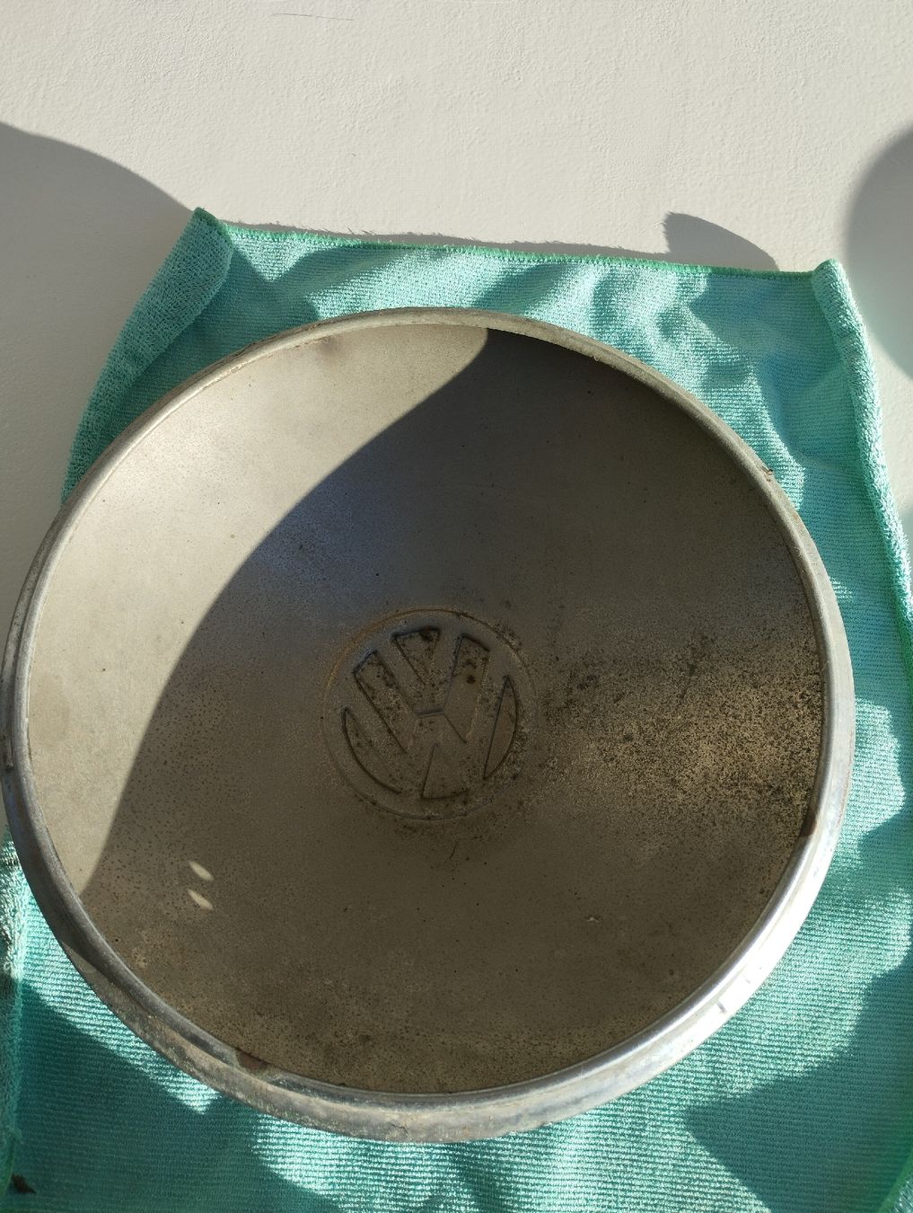VW Tutti pezzi di ricambio auto: Radkappe VW Oldtimer silber Durchmesser 24 cm gebraucht – Usato da Ostermundigen venduto da Dinge1 1
