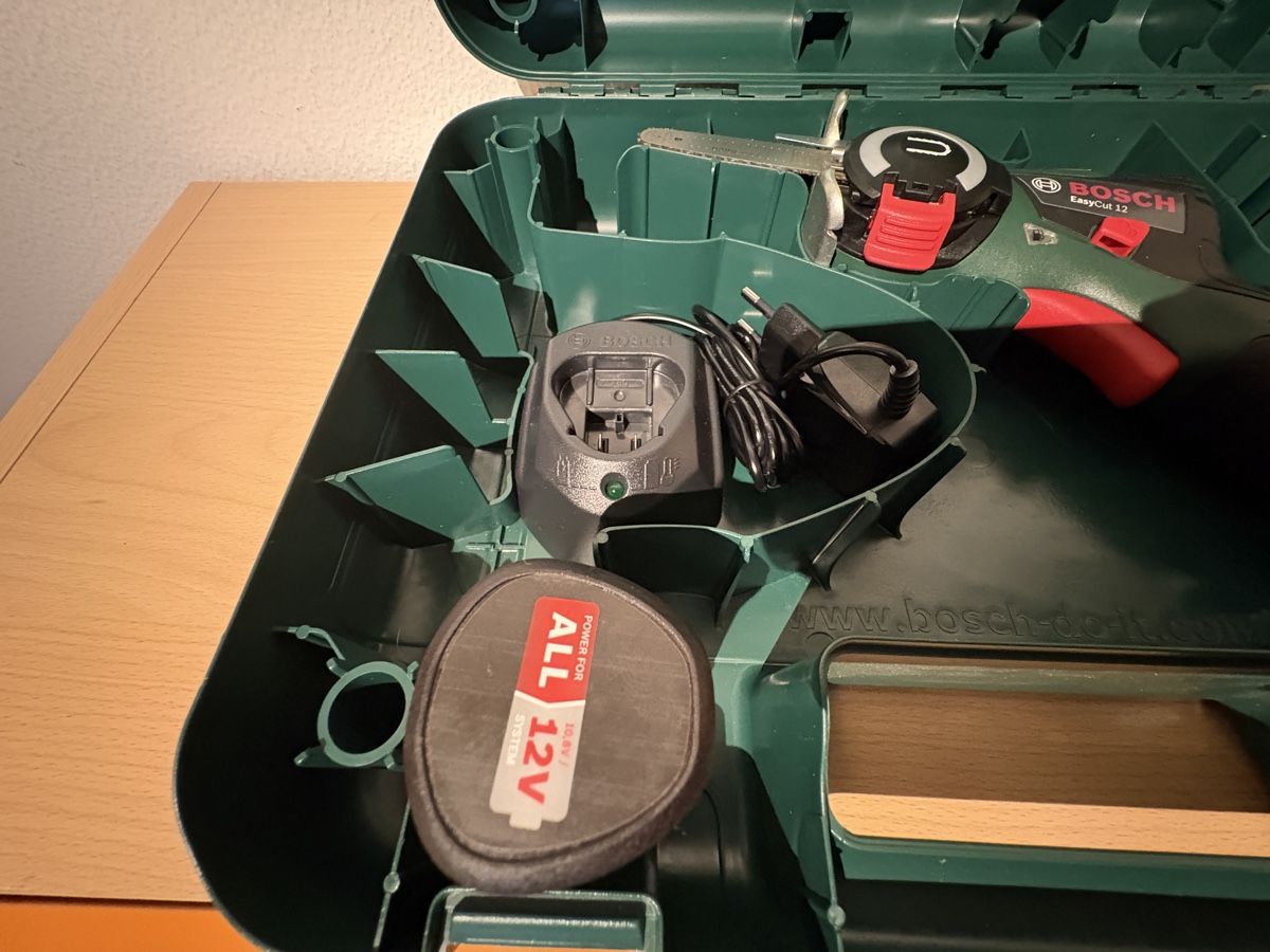 Bosch Alle Werkzeuge: Bosch EasyCut 12 avec chargeur et batterie – Neu (gemäss Beschreibung) aus Porrentruy von qwentoz 1