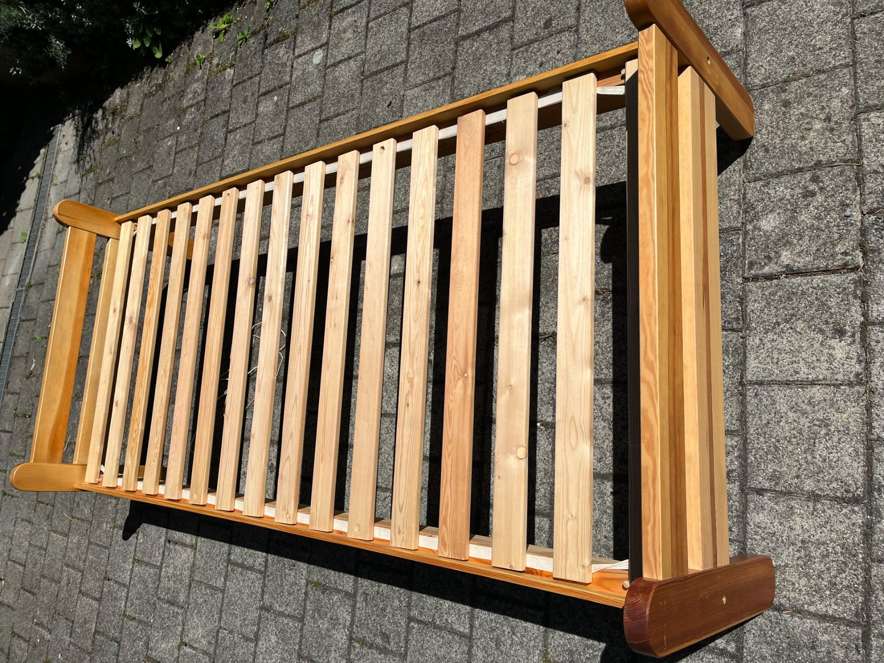 Letti: Holzbettgestell 200x90 mit Lattenrost – Usato da Bonstetten venduto da Driver7