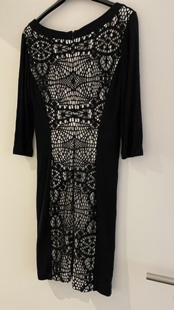 Schwarzes anliegendes Kleid von Apanage