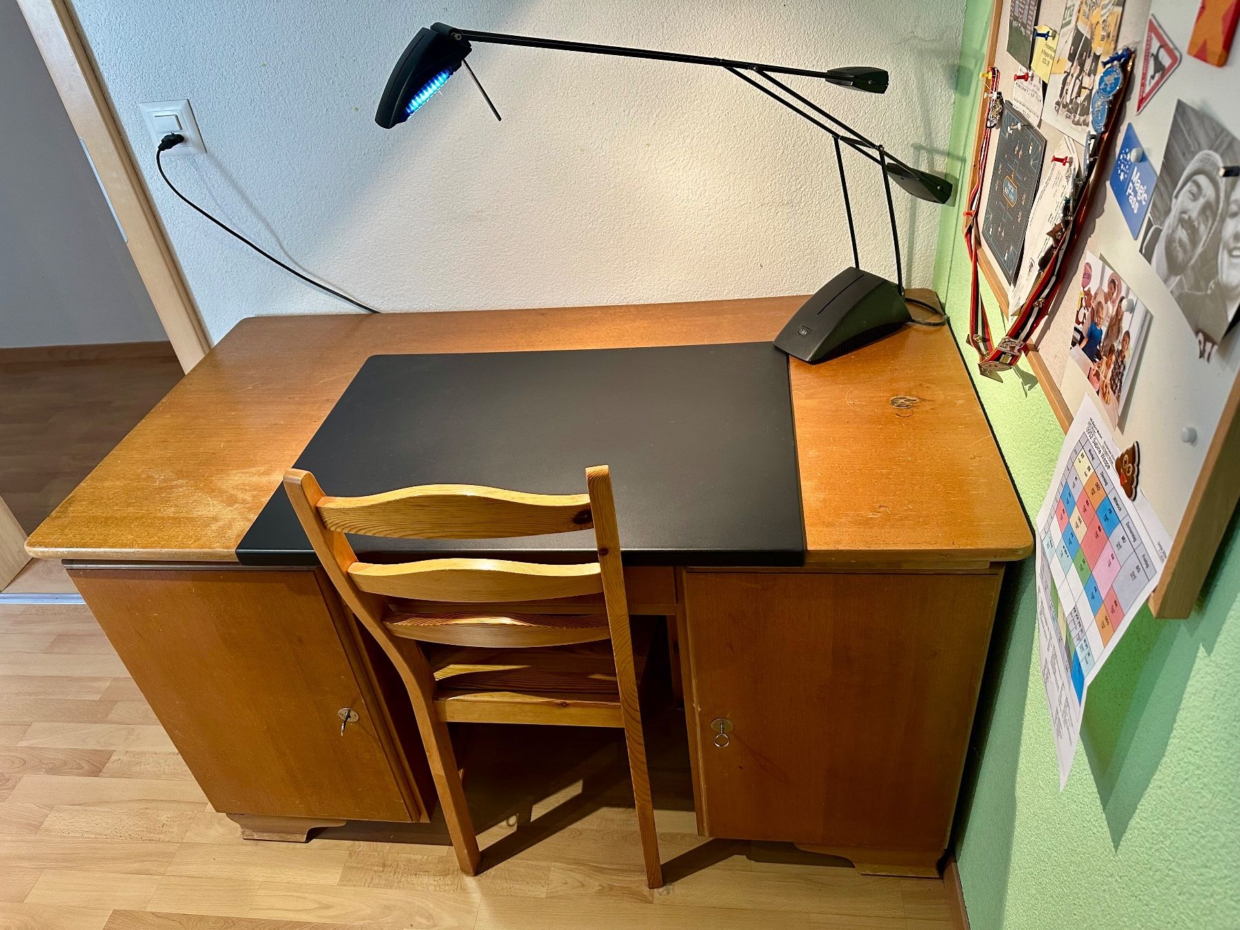 Schreibtische: Ensemble bureau vintage avec chaise et lampe – Gebraucht aus Murten von jbaeris 1