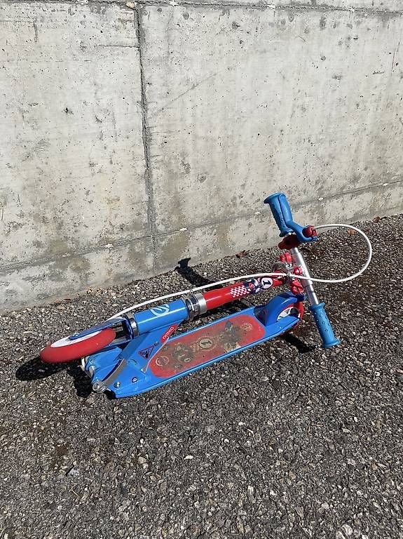 Fahrzeuge für Kinder: Trottinette enfant pliable bleue – Gebraucht aus Yverdon-les-Bains von Xtofprod01 4