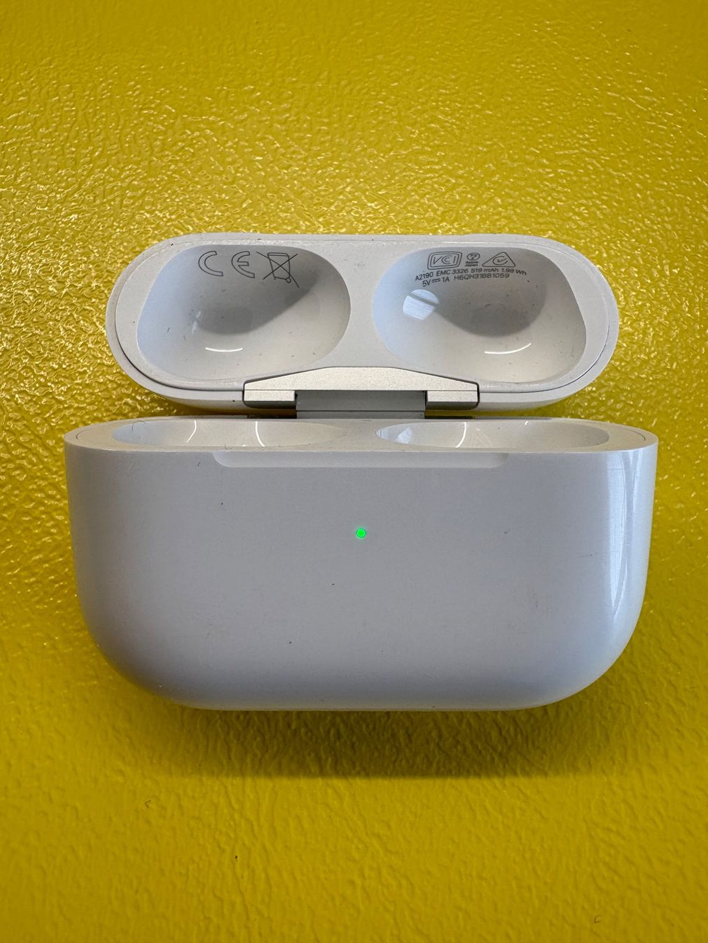 Apple Cuffie: Apple AirPods Pro 1 charging case (A2190). – Usato da Lausanne venduto da Zorrus77