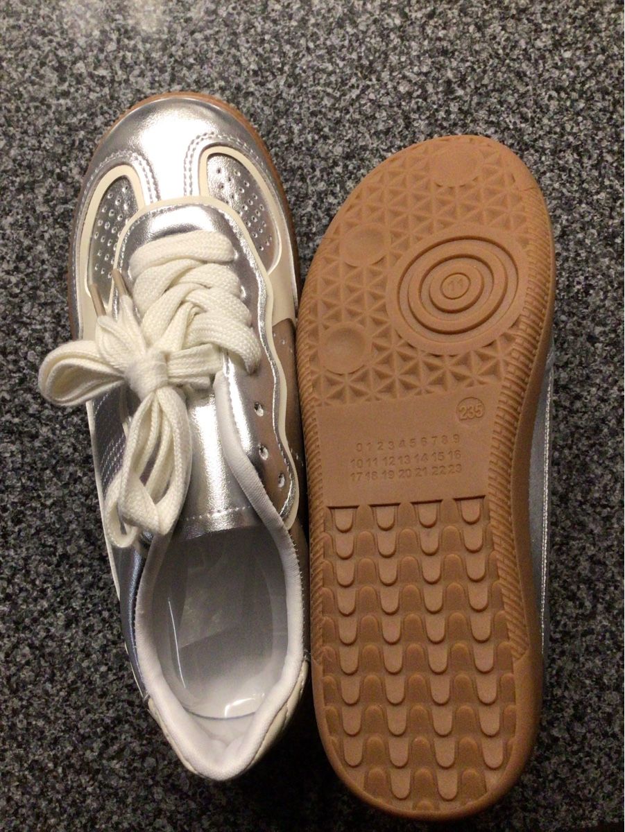 Scarpe da donna: Silberne Sneaker Gr. 39 - stylisch & bequem! – Nuovo (secondo la descrizione) da La Neuveville venduto da reb_l7ty 1