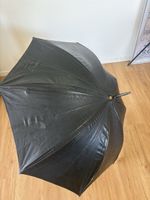 Schwarzer Sonnenschirm aus Leder perfekt für