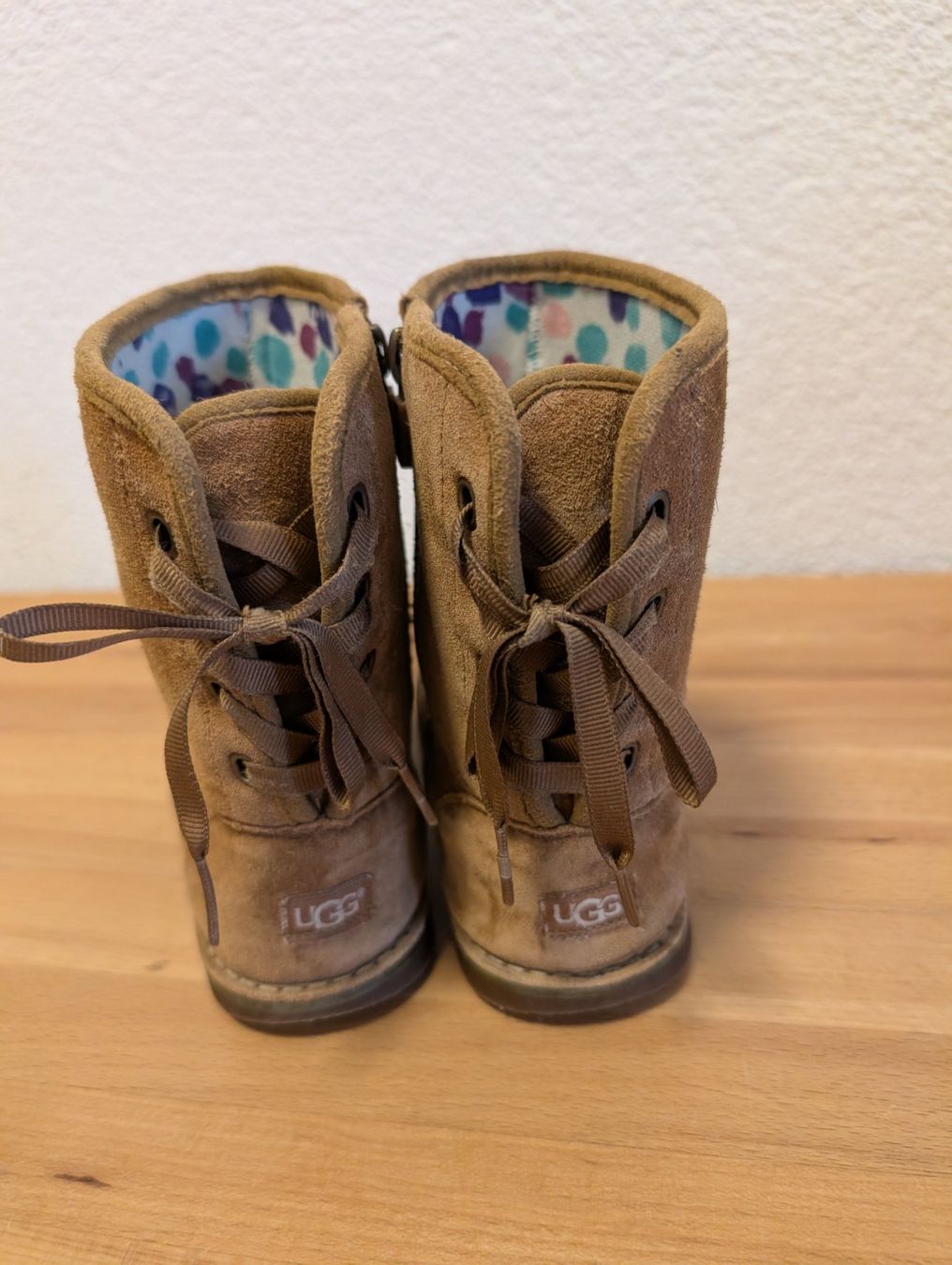 Ugg Scarpe per ragazze: Stiefel UGG Wildleder braun Grösse 29 – Usato da Albinen venduto da otiliav 1