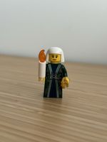 LEGO Minifigur mit Kerze und Schlüssel