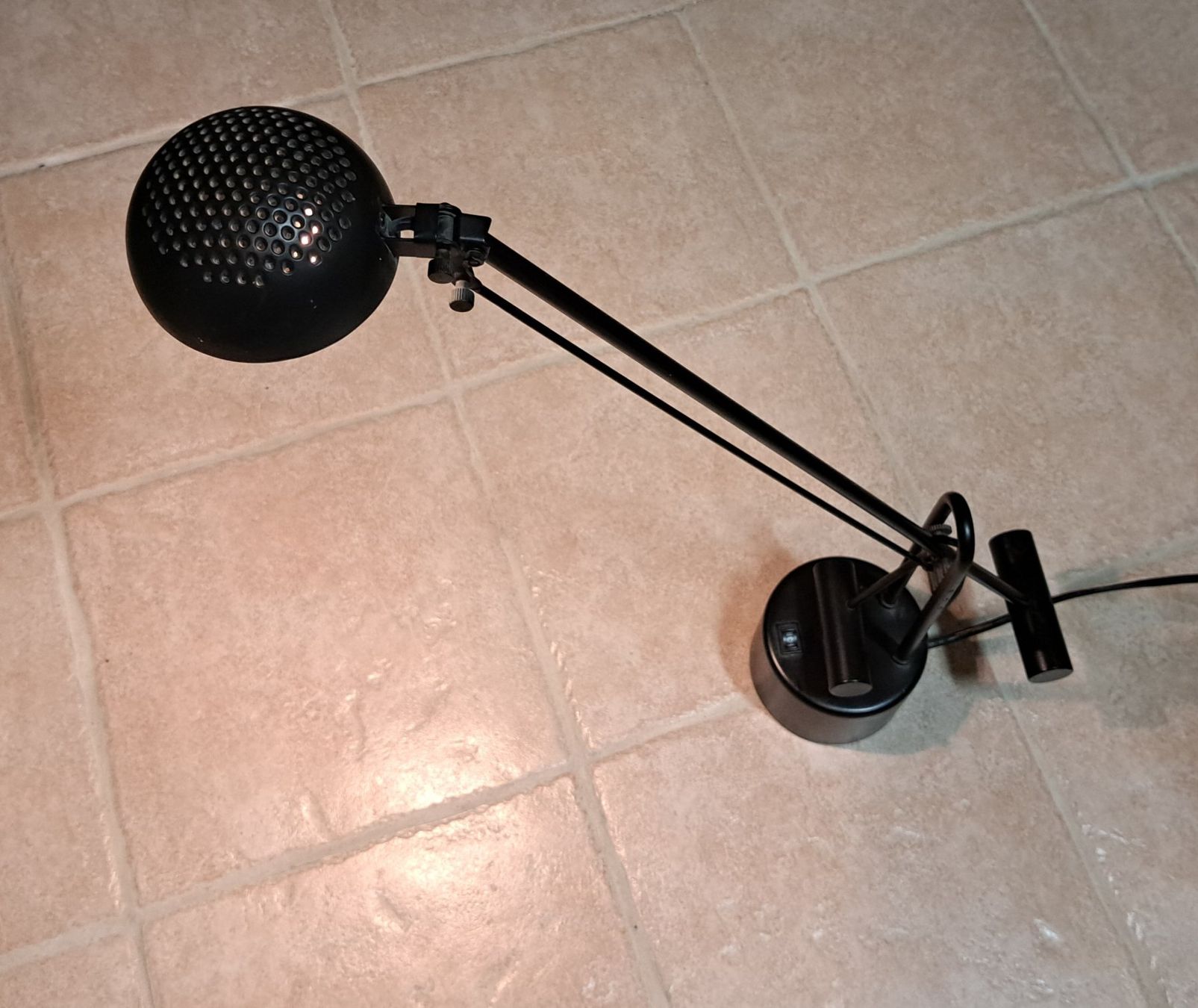 Lampade: Lampe de bureau noire orientable vintage à contrepoids – Usato da Cernier venduto da Poussetofiol 2