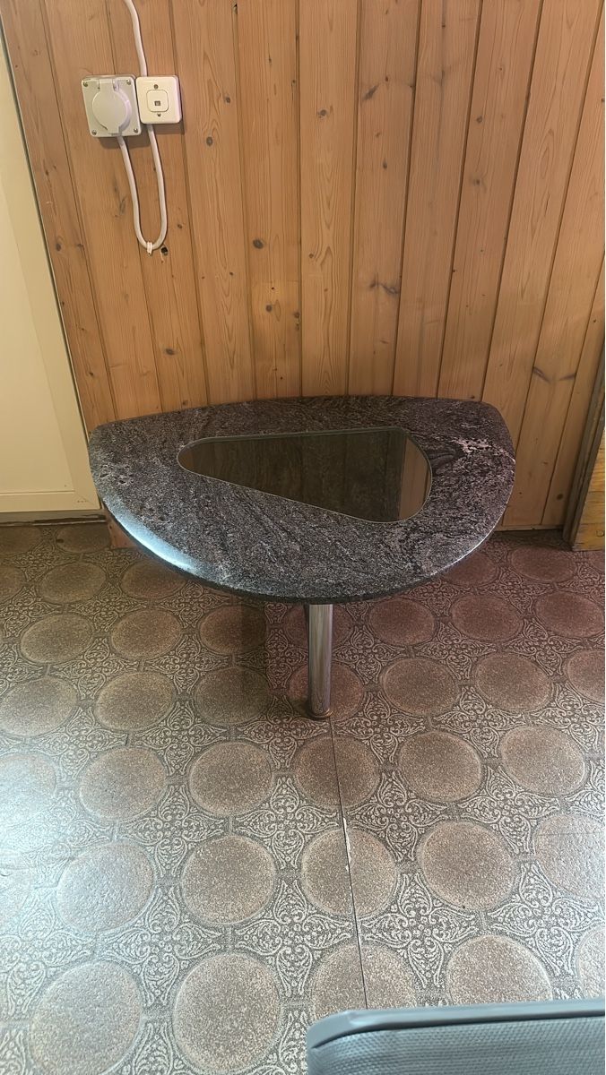 Tables: Side table granite top triangular shape acceptable – D'occasion à Elsau par MANWITHVAN