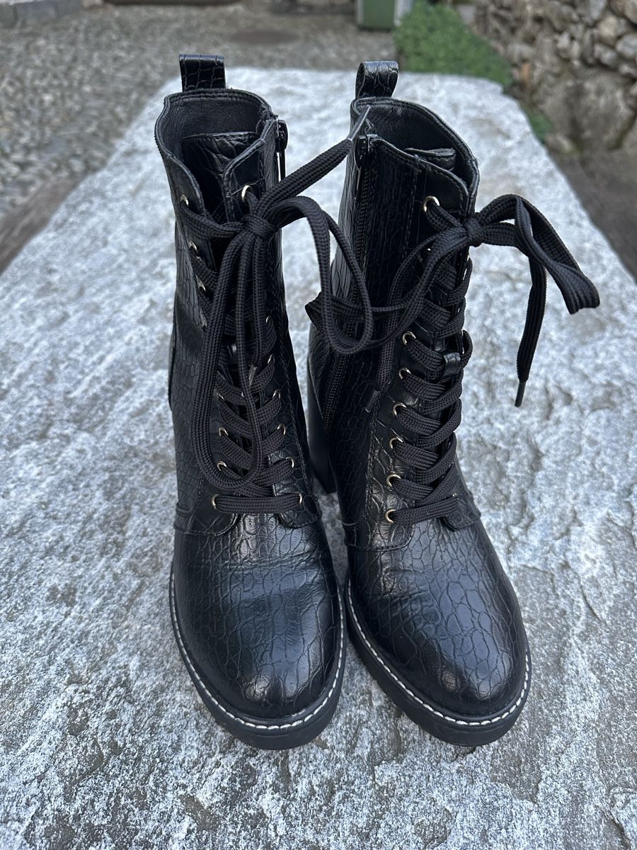 Scarpe da donna: Stivaletti 38 – Usato da Lostallo venduto da Essebii