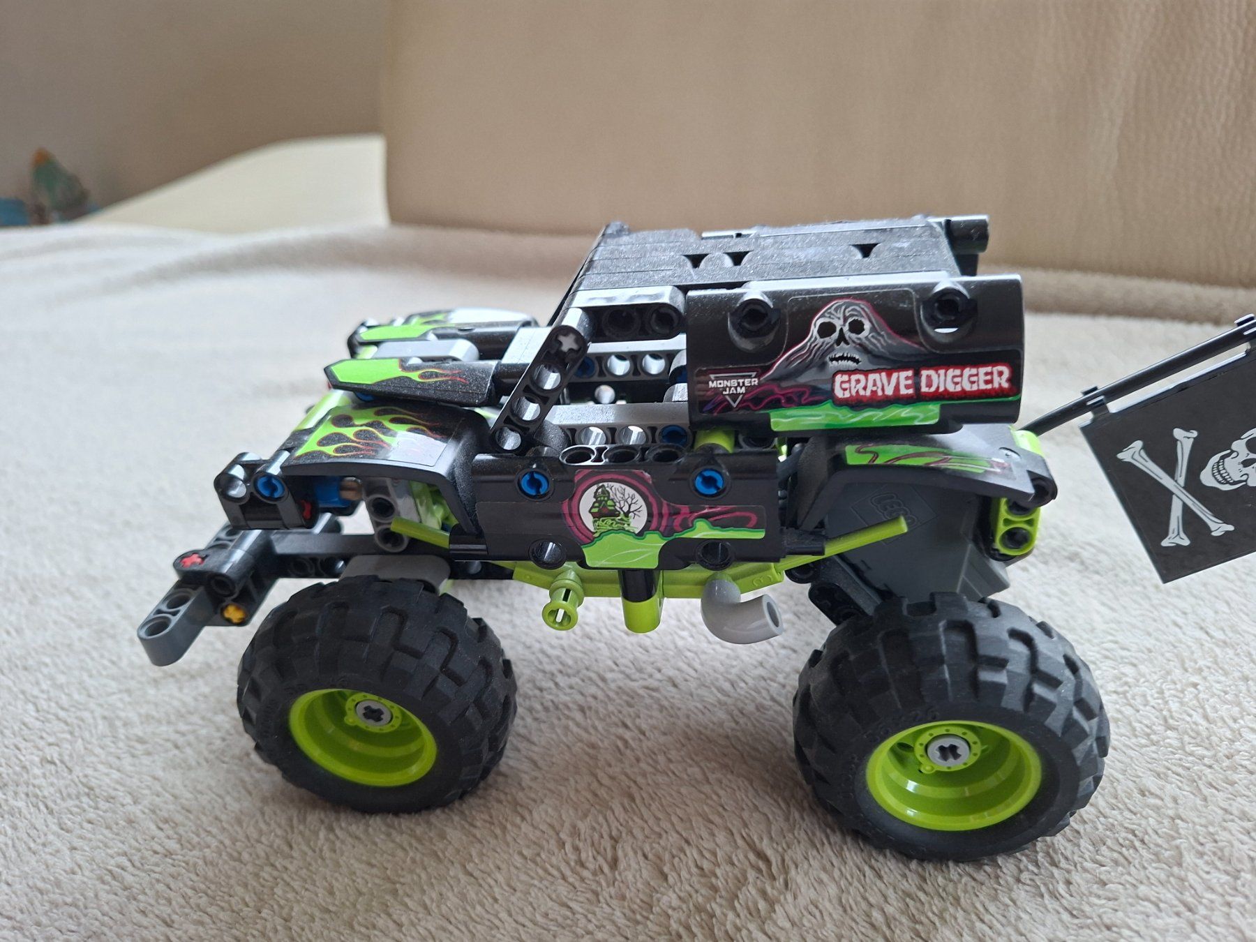Lego Spielzeuge: Lego Technic Monster Jam Grave Digger - 42118 – Gebraucht aus Dietwil von BaluD7 2