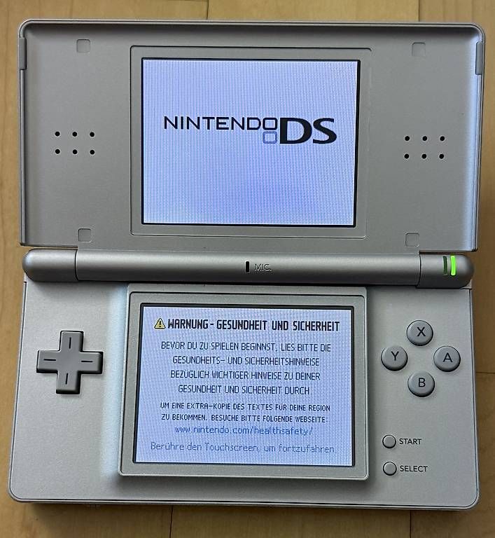 Nintendo Konsolen: Nintendo DS lite silber – Gebraucht aus Volketswil von IT-Mac