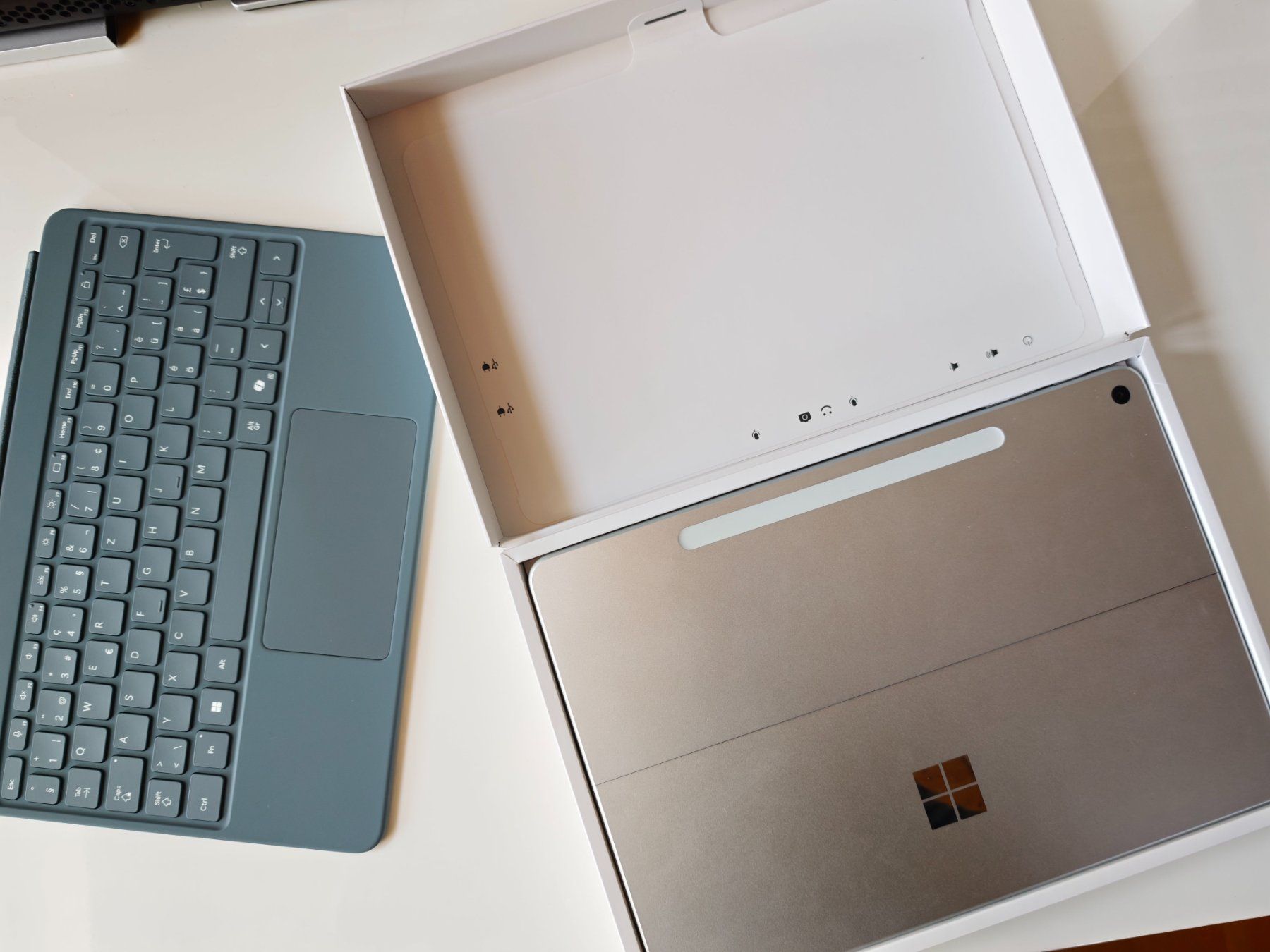 Microsoft Tablet PC: Microsoft Surface Pro - Copilot+ PC - 12" - 256 Go, 16 Go – Usato da Neyruz FR venduto da PaDu_4 6