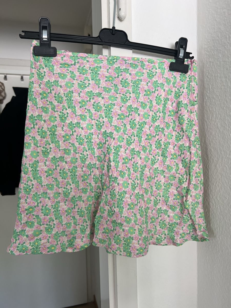 Zara Gonne: Zara Minirock Blumenmuster, Gr. S – Nuovo (secondo la descrizione) da Zürich venduto da sellingmystuff1 1