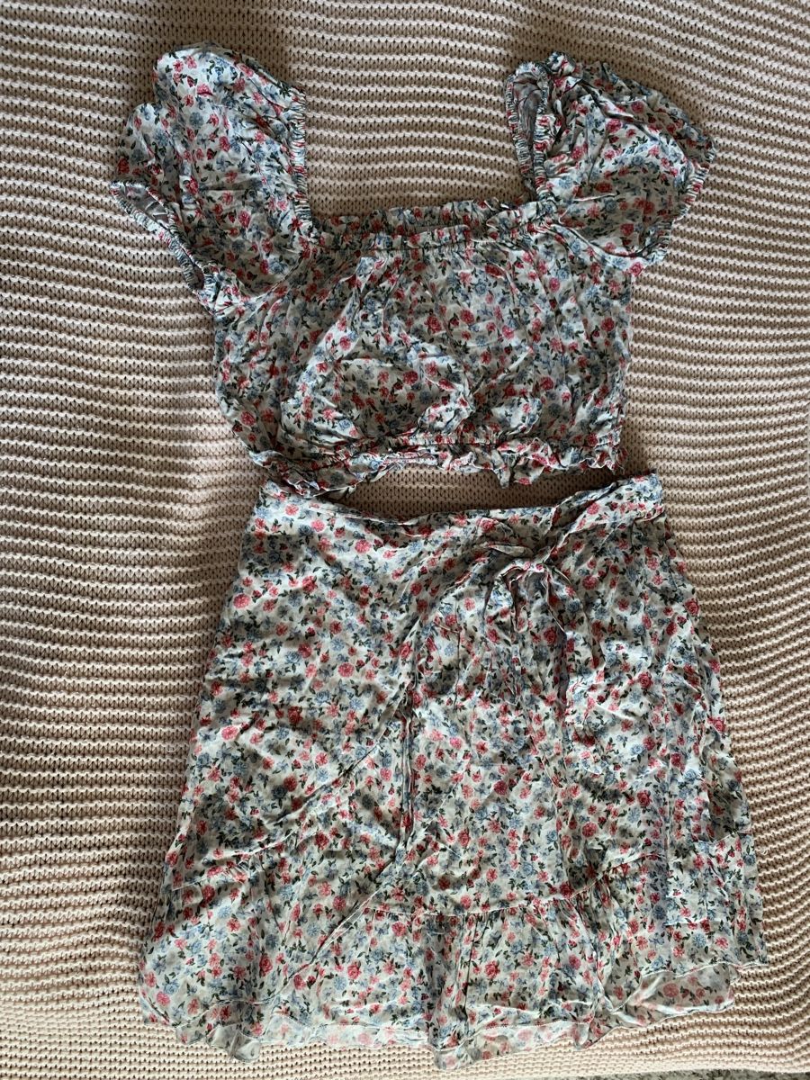 Zebra Kleiderpakete: Joli ensemble fleuri – Neu (gemäss Beschreibung) aus Montreux von Izapeche811