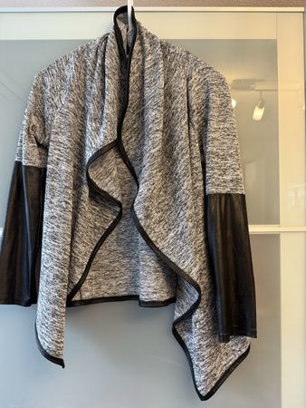 Modernes Strickjäcklein mit Lederapplikationen Gr. S/M
