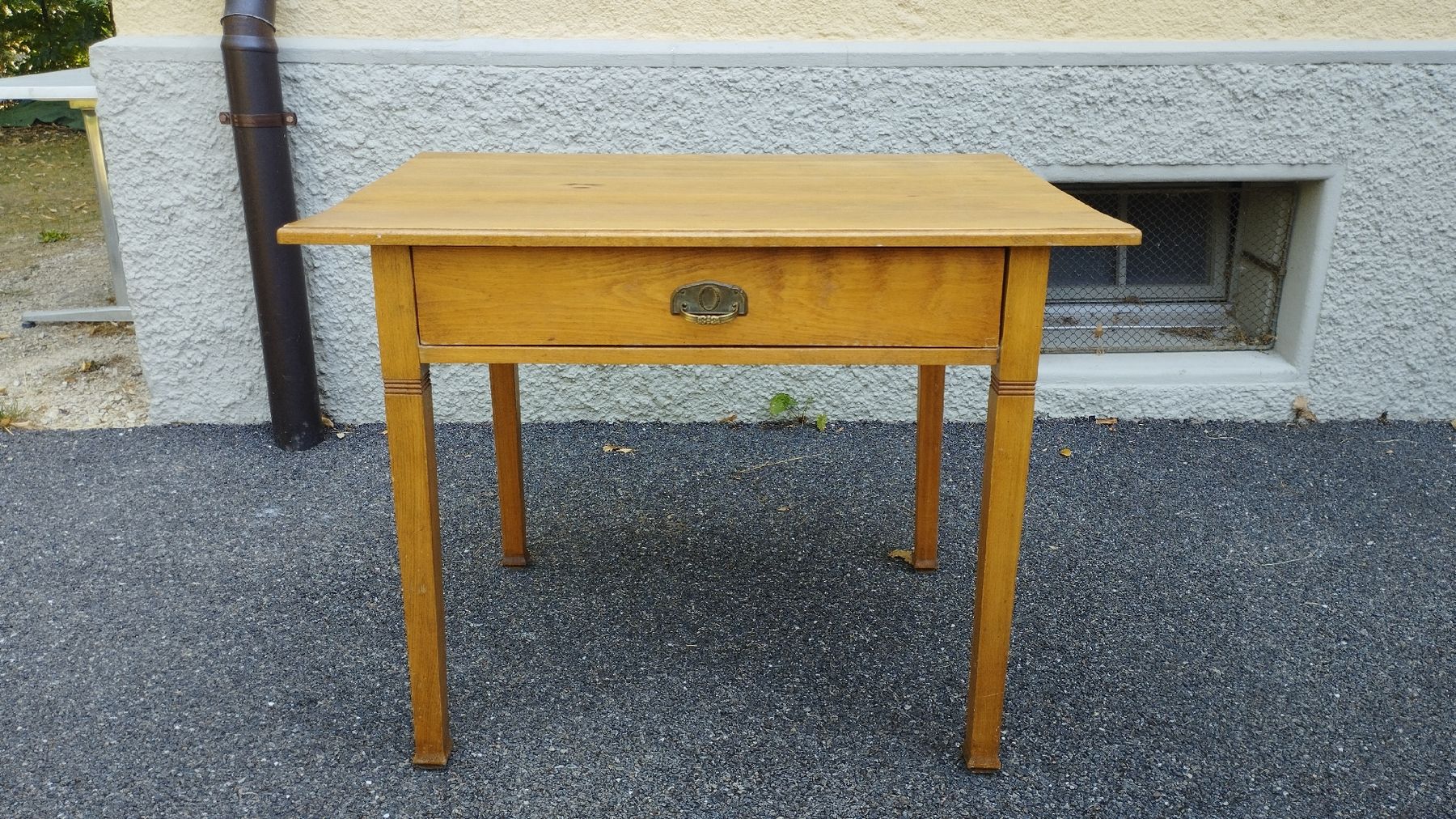 Tables: Jolie table ancienne – D'occasion à Biel/Bienne par mng_h6lp