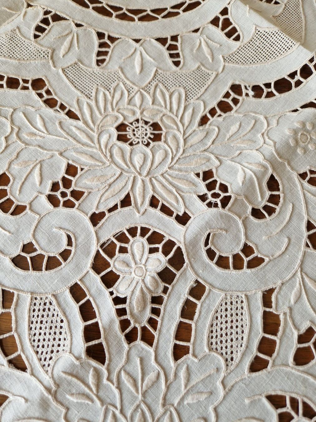 Altra biancheria da tavola: Wunderschöne Tischdecke, Handarbeit 85x83cm – Nuovo (secondo la descrizione) da Bern venduto da Antikbatik 4