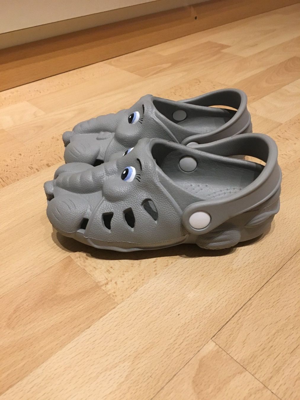 Scarpe per ragazzi: Clogs, Crocs mit coolem Elefanten Design Gr. 28/29 – Nuovo (secondo la descrizione) da Uetendorf venduto da Gar_9pvy 1