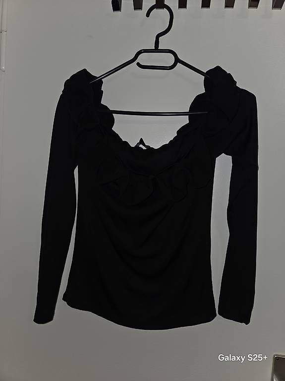 Top: 2 Offshoulder Tops  – Usato da St. Gallen venduto da ruz_t5lk 3