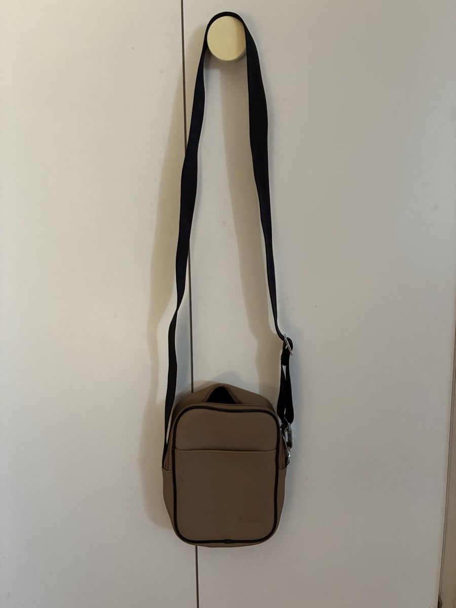 Lacoste Sonstige Kleidung & Accessoires: Sacoche Lacoste beige petit format bon état – Gebraucht aus Chénens von Picco82