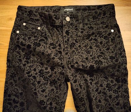 Schwarze Hose mit Blumendetails (Desigual), Gr. XS/S, neu