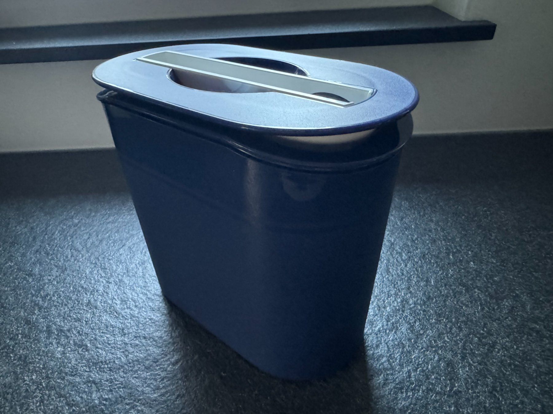 Tupperware Behälter & Ähnliches: Tupperware Eiswürfelbehälter mit Eiswürfelzange, Weinkühler – Gebraucht aus Schönenberg an der Thur von ottawa06
