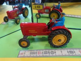 Massey Harris 1/43 (ohne Box) Dinky No.300 GB   > (Box016) E