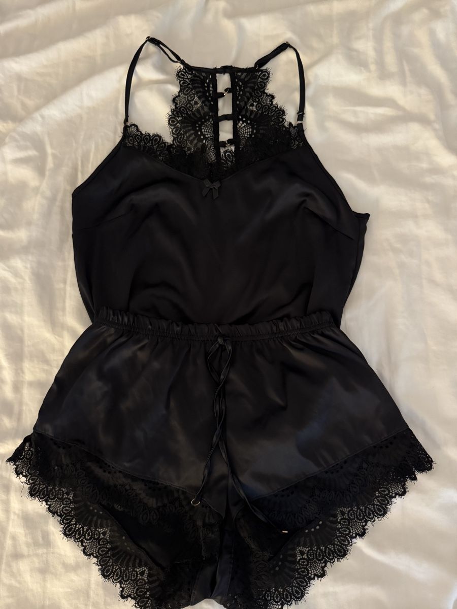 Negligees & Pigiami: Schwarzer Spitzenshorty Pyjama Set – Nuovo (secondo la descrizione) da Lützelflüh-Goldb venduto da Sonnenschein281