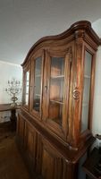 Stilvoller Massivholz-Buffetschrank / Vitrine