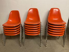 17 Vitra Eames Fiberglas Side Chair – Vintage (stapelbar)