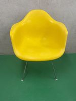 Eames Fiberglas Armchair in gelb