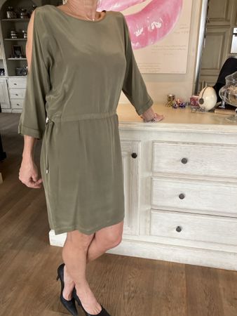Khakifarbenes Sommerkleid mit Cut-Outs, Grösse M