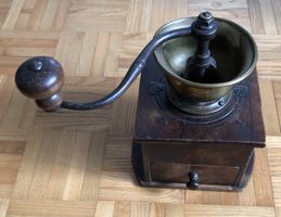 Antike Kaffeemühle aus Holz