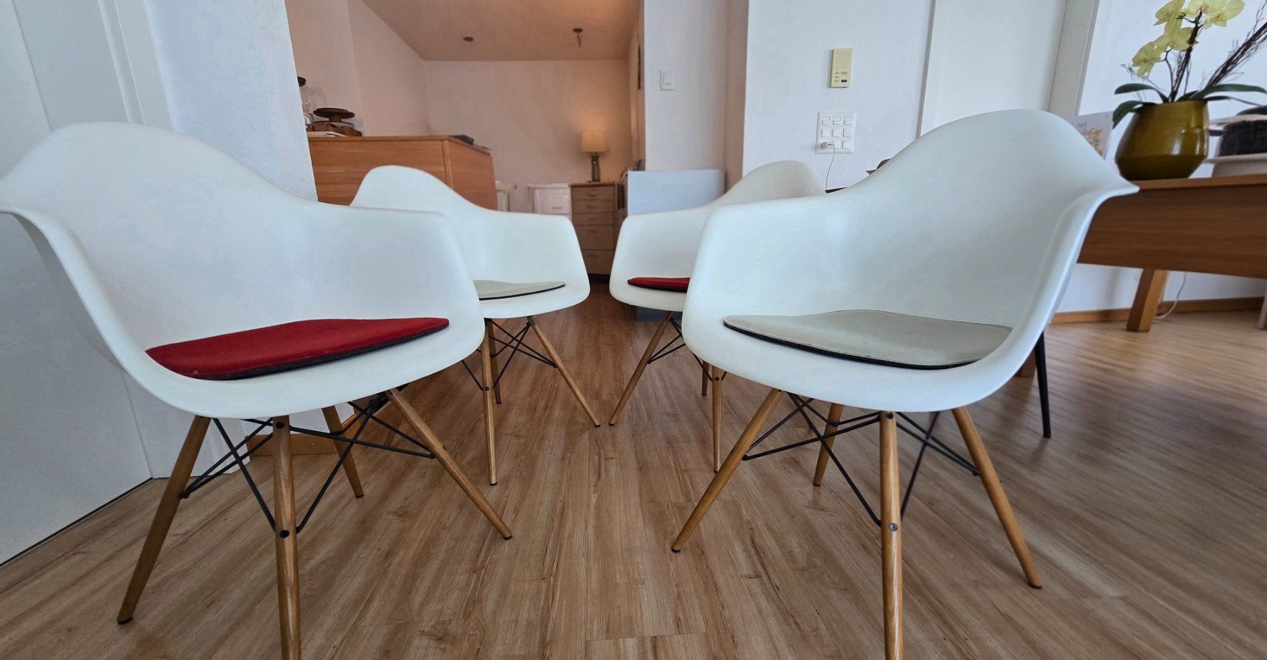 Eames Stühle: 4x Original Vitra Eames Armchair DAW – Gebraucht aus Uerzlikon von pat_hb5w