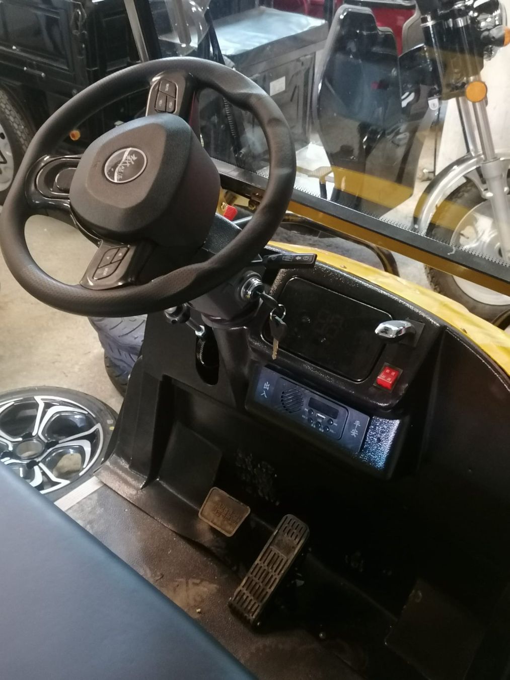 Elektromobile: Elektro-Caddy gelb 2-Sitzer mit Dach und Korb – Gebraucht aus Bünzen von Turbolino5 3