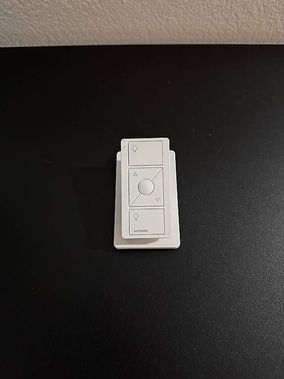 Schalter: Lutron Caséta télécommande Pico blanche avec socle de table – Gebraucht aus Vevey von diogodasilva_