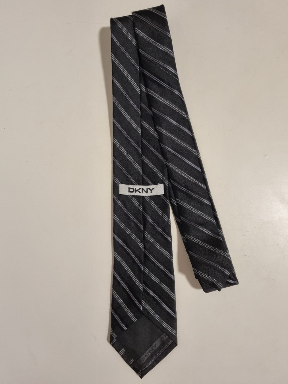 Cravatte: Krawatte Tie DKNY 100% Seide – Usato da Basel venduto da coinseller_87 2