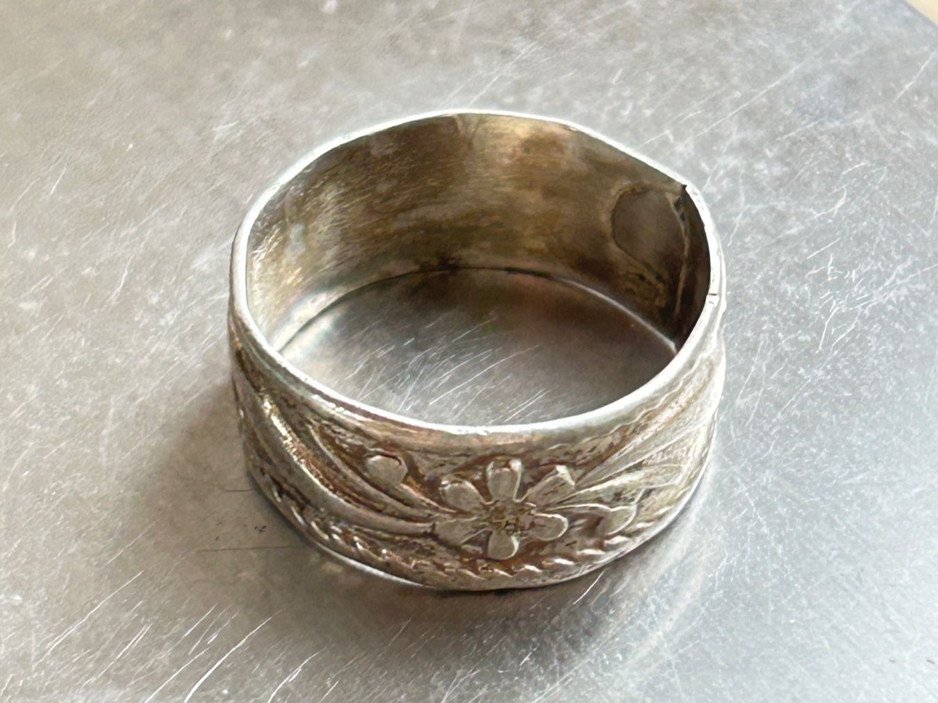 Anelli: Vintage Ring mit Blumenmuster (60) – Usato da Laufen venduto da Bellebellezza 4