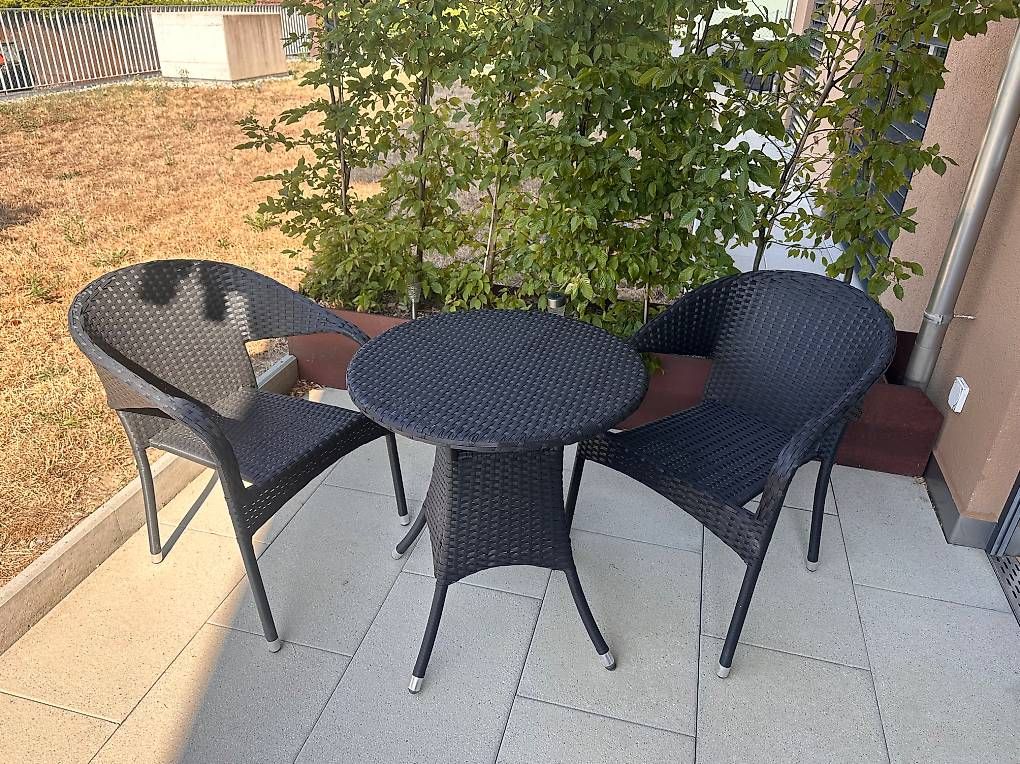 Set di tavolo e panche: Rattan Gartentisch mit 2 Stühle – Usato da Tegerfelden venduto da Celestre
