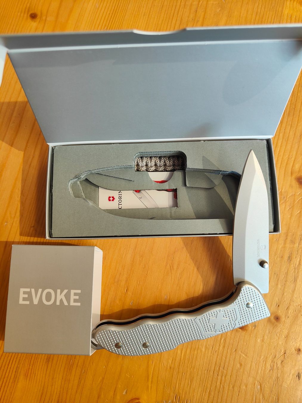 Victorinox Coltelli tascabile: Victorinox Messer Evoke silber grau  Originalverpackt – Nuovo e nell'imballaggio originale da Davos Platz venduto da jon_2b56 3