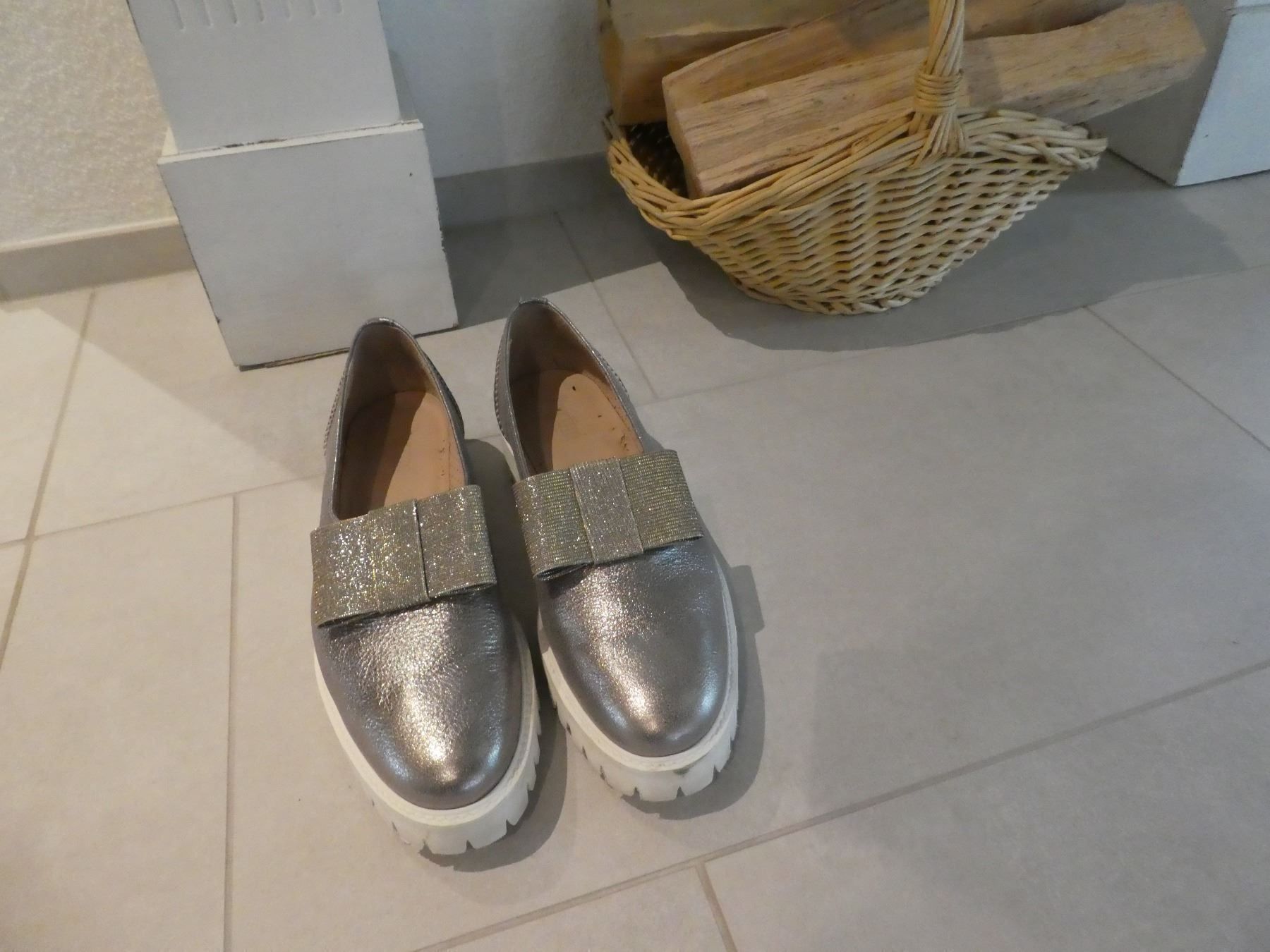 Scarpe da donna: PERTINI echt Leder Slipper silber-weiss Gr. 40 - 400007 – Usato da Küssnacht am Rigi venduto da Schuhe-Secondhand 2