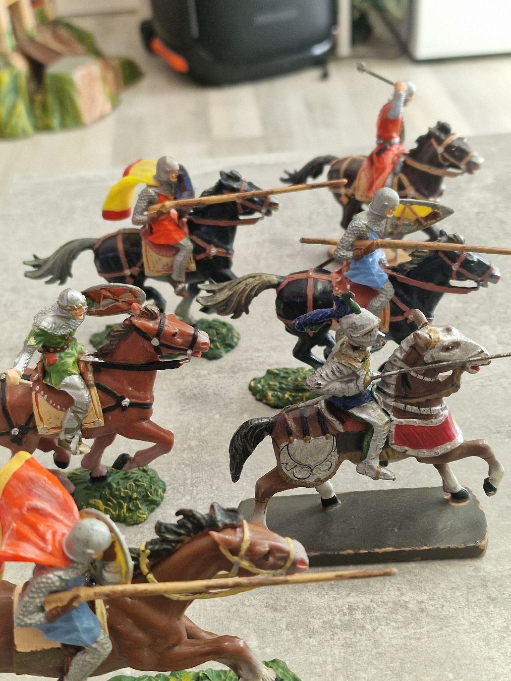 Statuette: Antike Elastolin Ritter- & Römer-Figuren convult  – Usato da Herzogenbuchsee venduto da ioa_zcm6 3