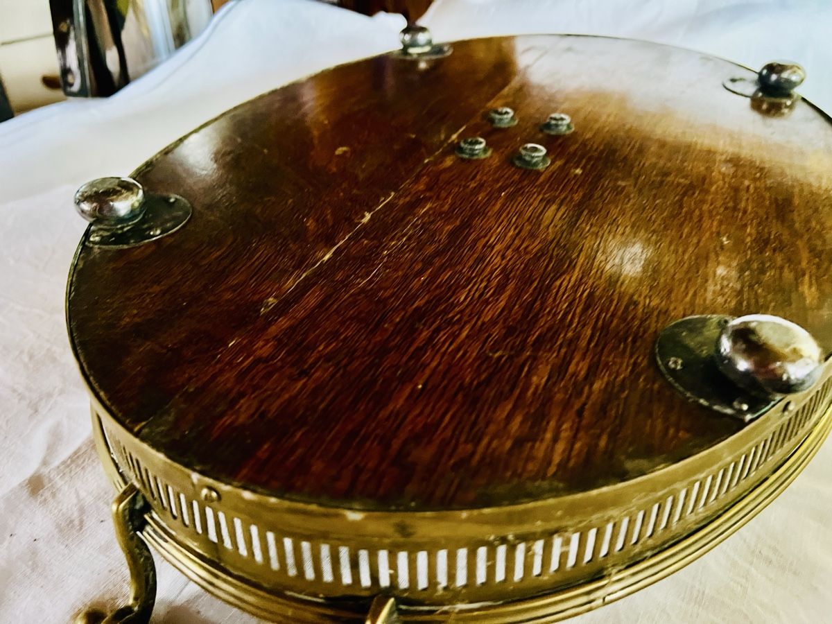 Articoli in legno: Serviertablett aus Holz und Messing – Usato da Biezwil venduto da Manuschka 1
