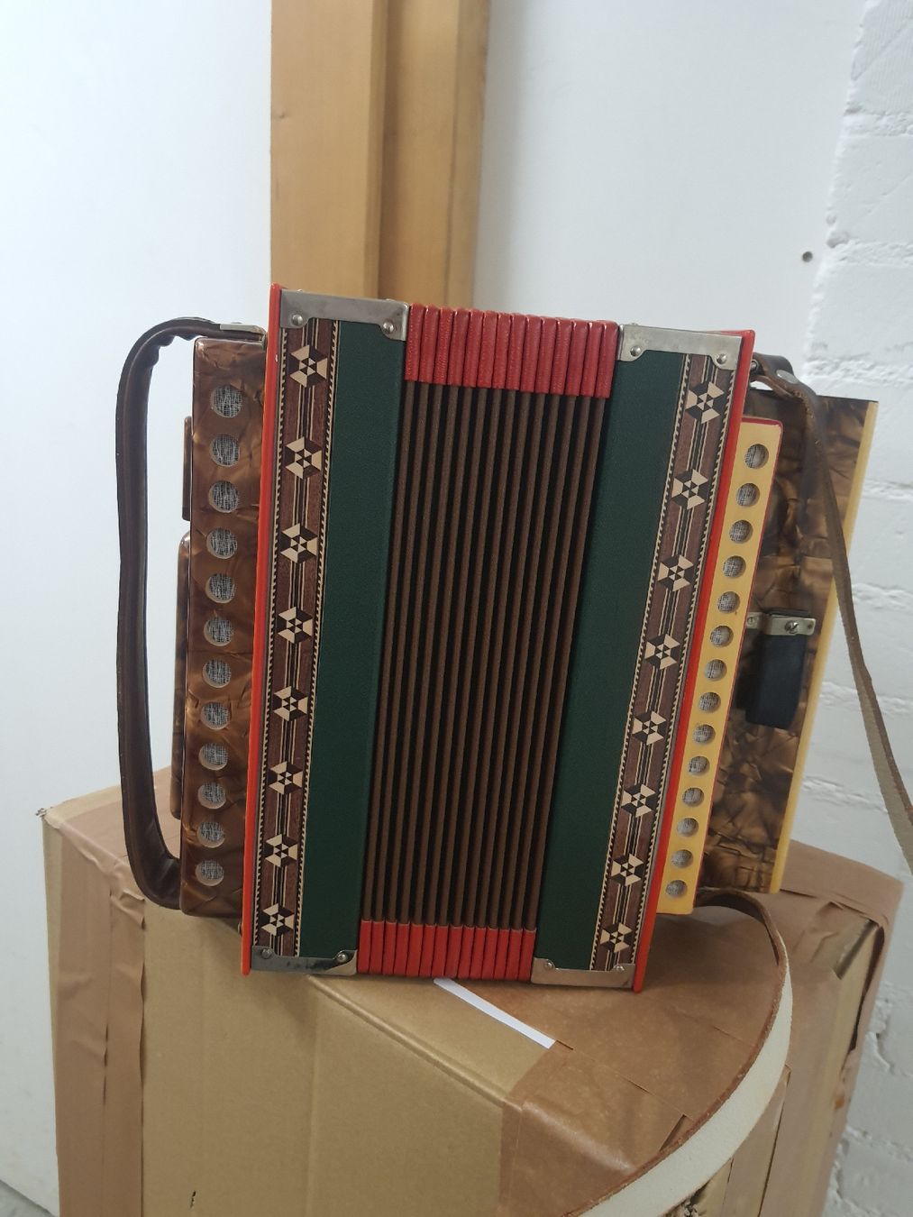 Eichhorn Strumenti musicali: schwyzerorgeli Eichhorn 18 basses... ton B... 3 voix – Usato da Pont-de-la-Morge venduto da Mirabelle0 7
