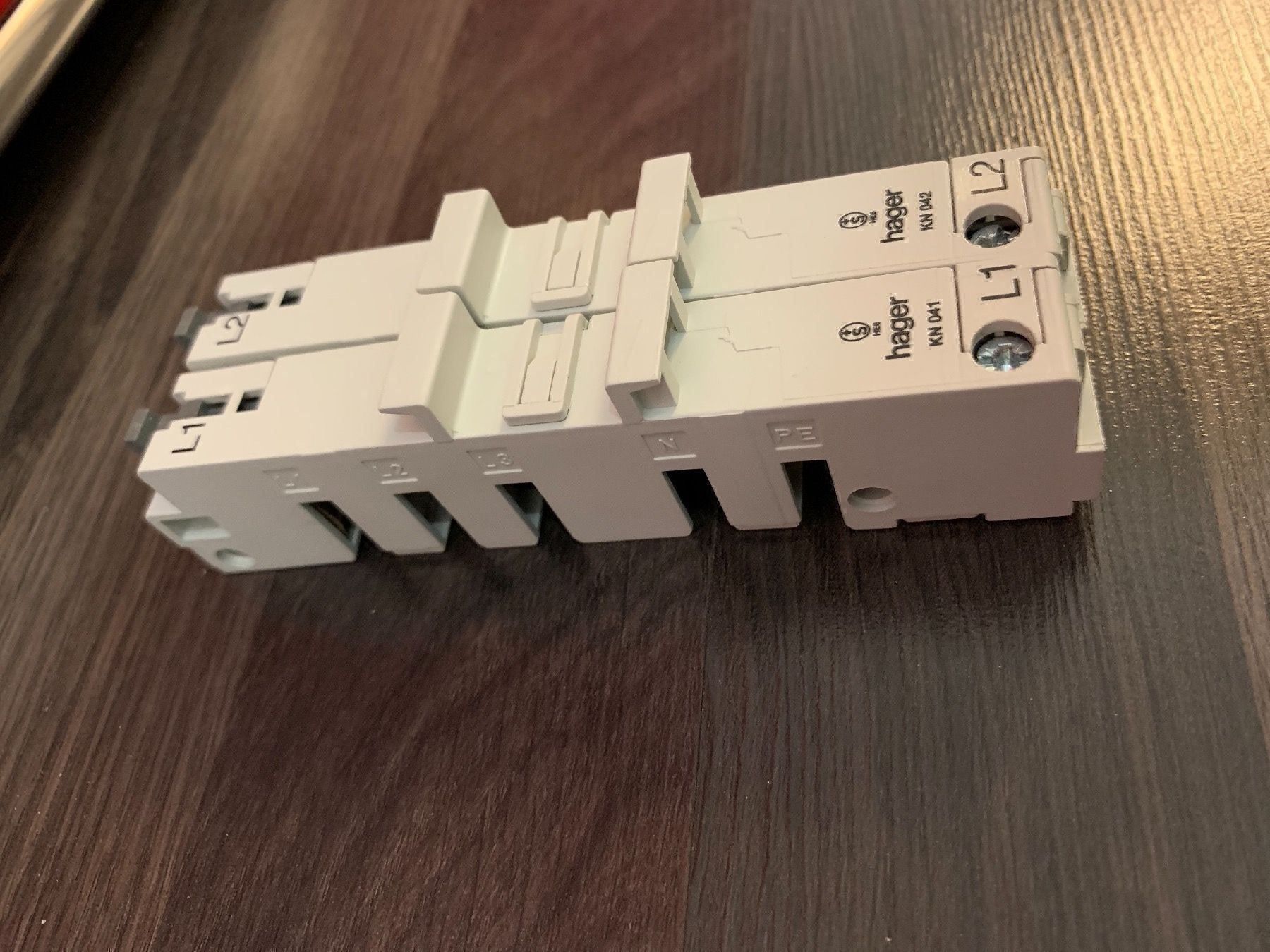 Spine: Hager Sammelschienenadapter KN042 – Usato da Ehrendingen venduto da Sansav 2