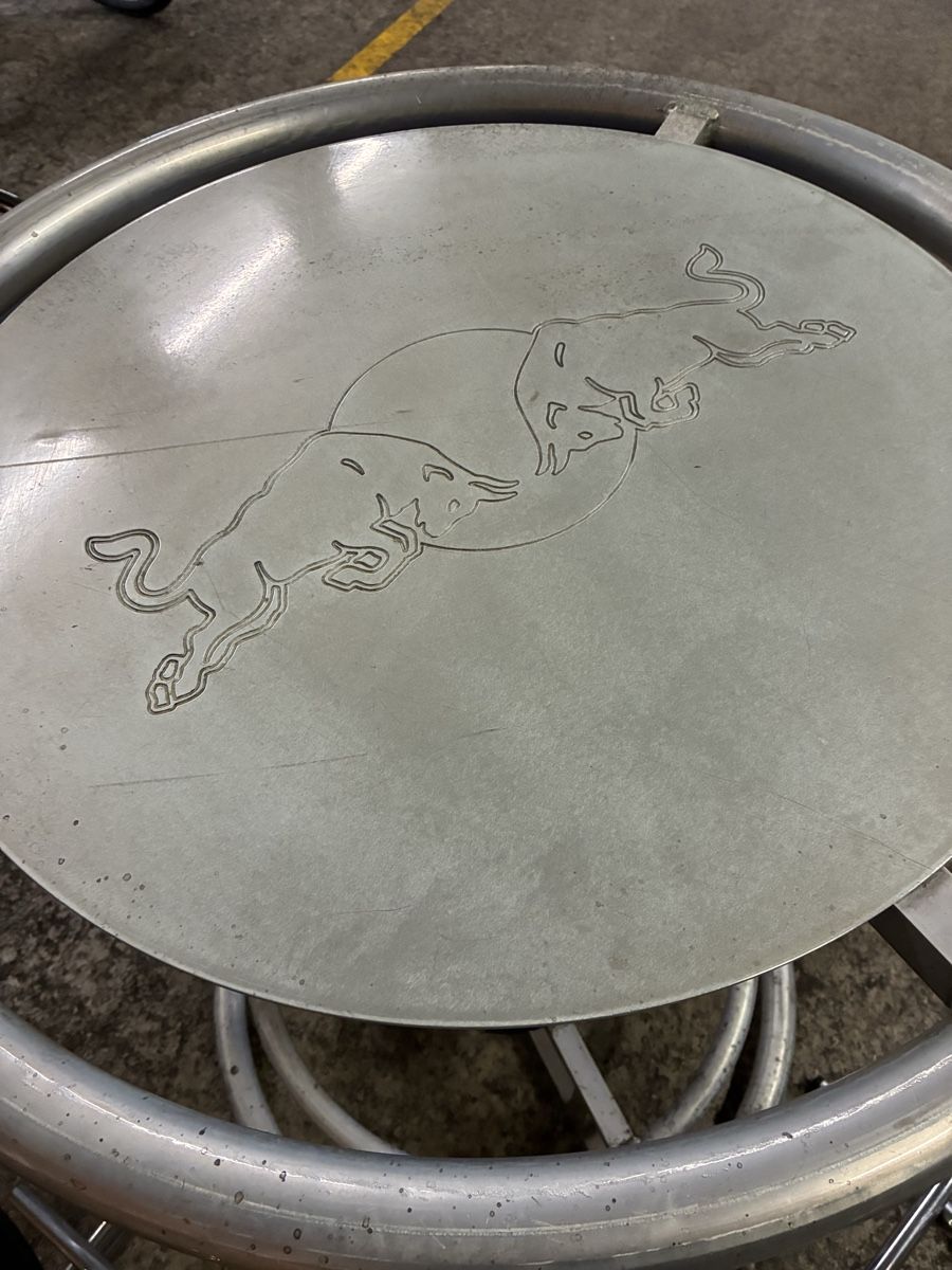 Hocker: Red Bull Bartisch mit 3 Barhocker – Gebraucht aus Belp von Kbasic 2